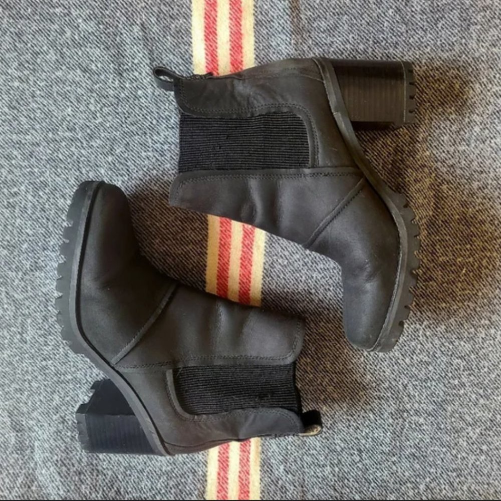 UGG Hazel black leather Chelsea goth ankle boots water resistant women's size…